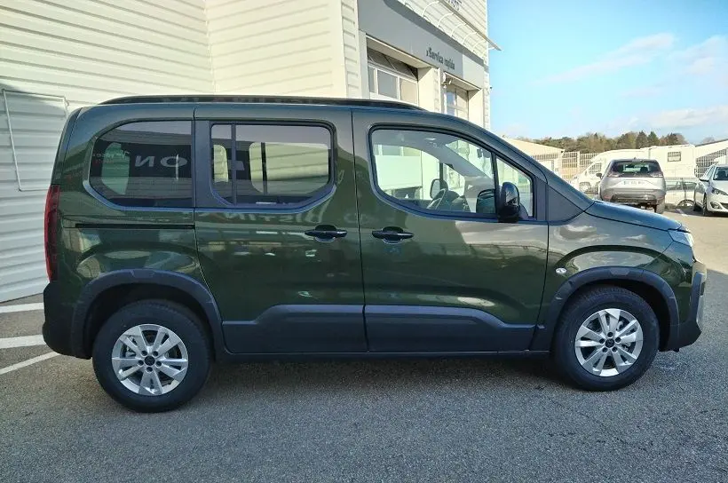 Vue latérale droite du Peugeot Rifter 2025 en vert Srikka, avec portes coulissantes et jantes alliage 16 pouces.