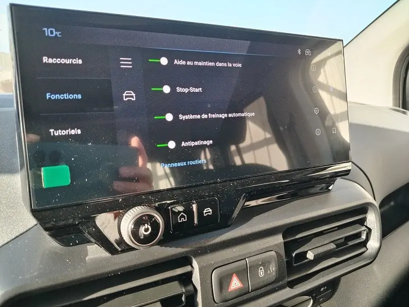 Vue rapprochée de l’écran tactile central du Peugeot Rifter 2025, affichant les aides à la conduite activées.