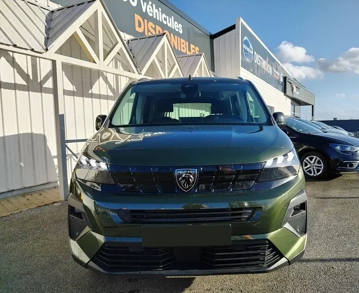 Vue frontale d'un Peugeot Rifter 2025 vert Srikka, mettant en valeur sa calandre noire et ses phares LED distinctifs.