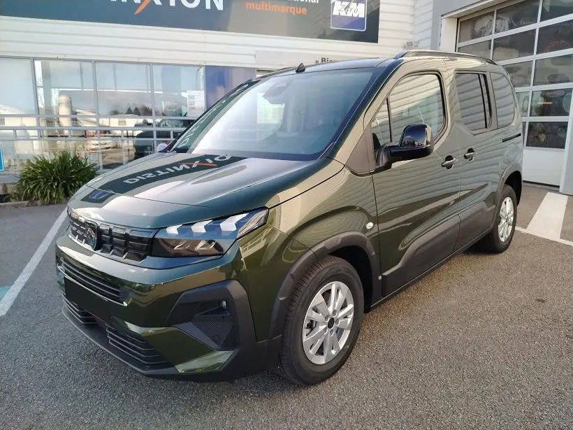 Peugeot Rifter 2025 vert Srikka en 3/4 avant droit, avec calandre noire et jantes argentées visibles.