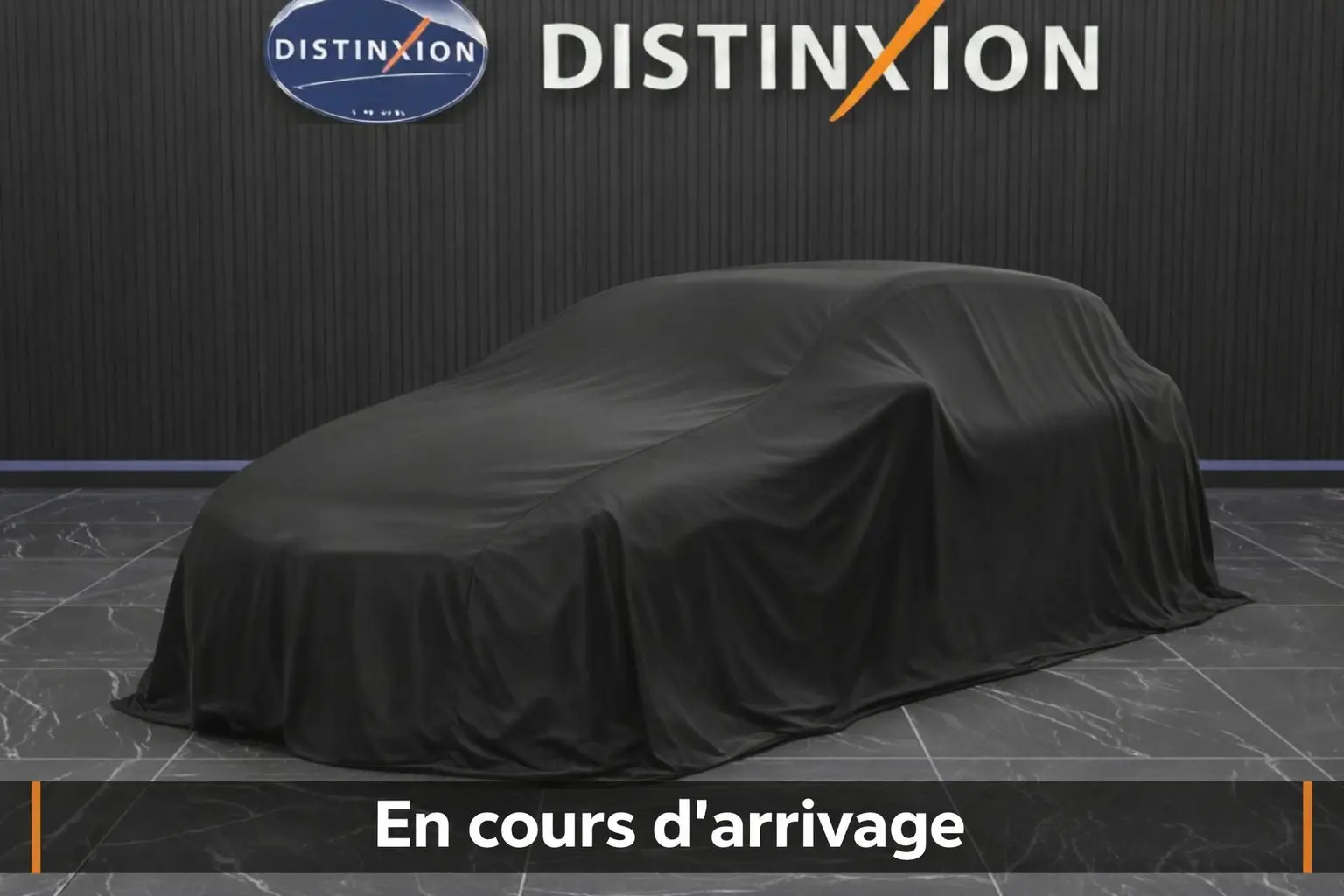 Voiture Dacia Duster couverte d'une housse noire, vue de profil droit en intérieur showroom avec sol en marbre.