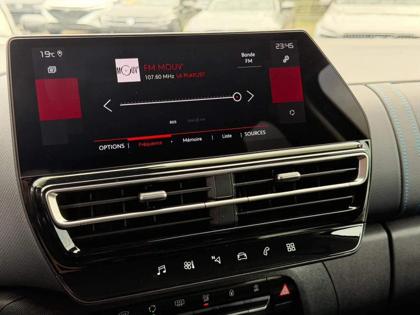 Vue rapprochée de l’écran tactile et des aérateurs centraux du tableau de bord du Citroën C5 Aircross noir Perla Nera.