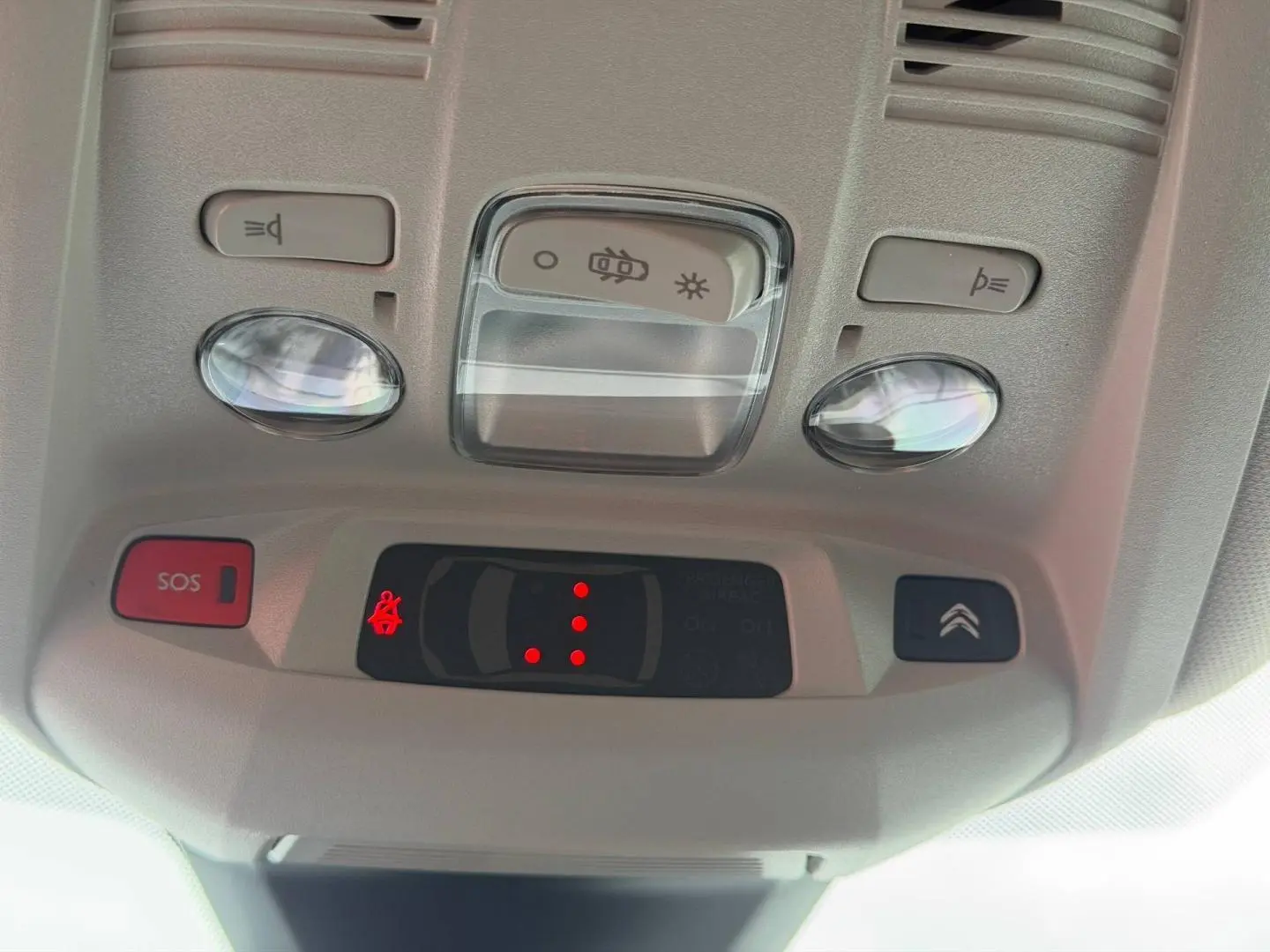 Vue intérieure en gros plan du plafonnier beige avec boutons SOS et éclairage du Citroën C5 Aircross 2025.