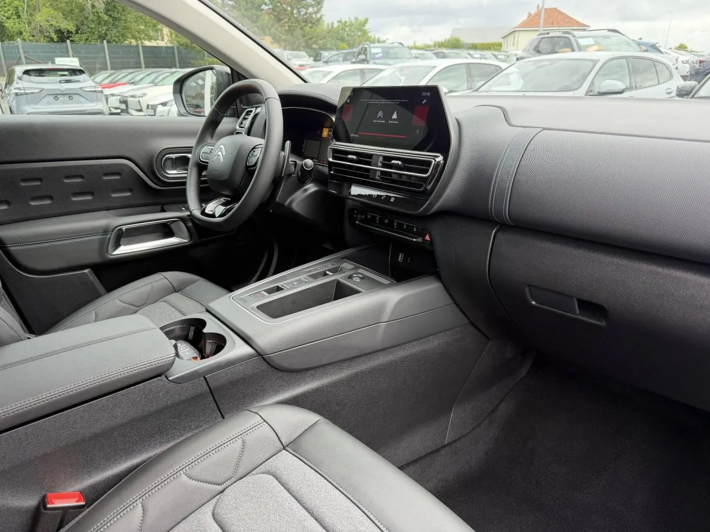 Vue intérieure côté conducteur du Citroën C5 Aircross 2025 noir avec tableau de bord moderne et écran tactile central.