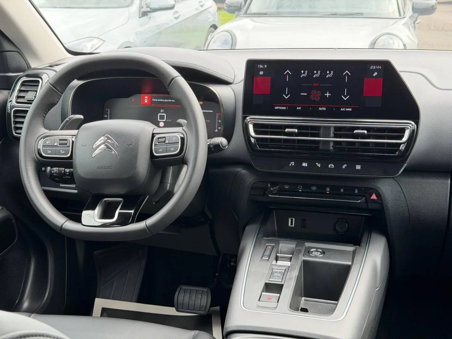 Vue intérieure du tableau de bord et volant du Citroën C5 Aircross 2025, avec écran tactile et commandes intégrées.