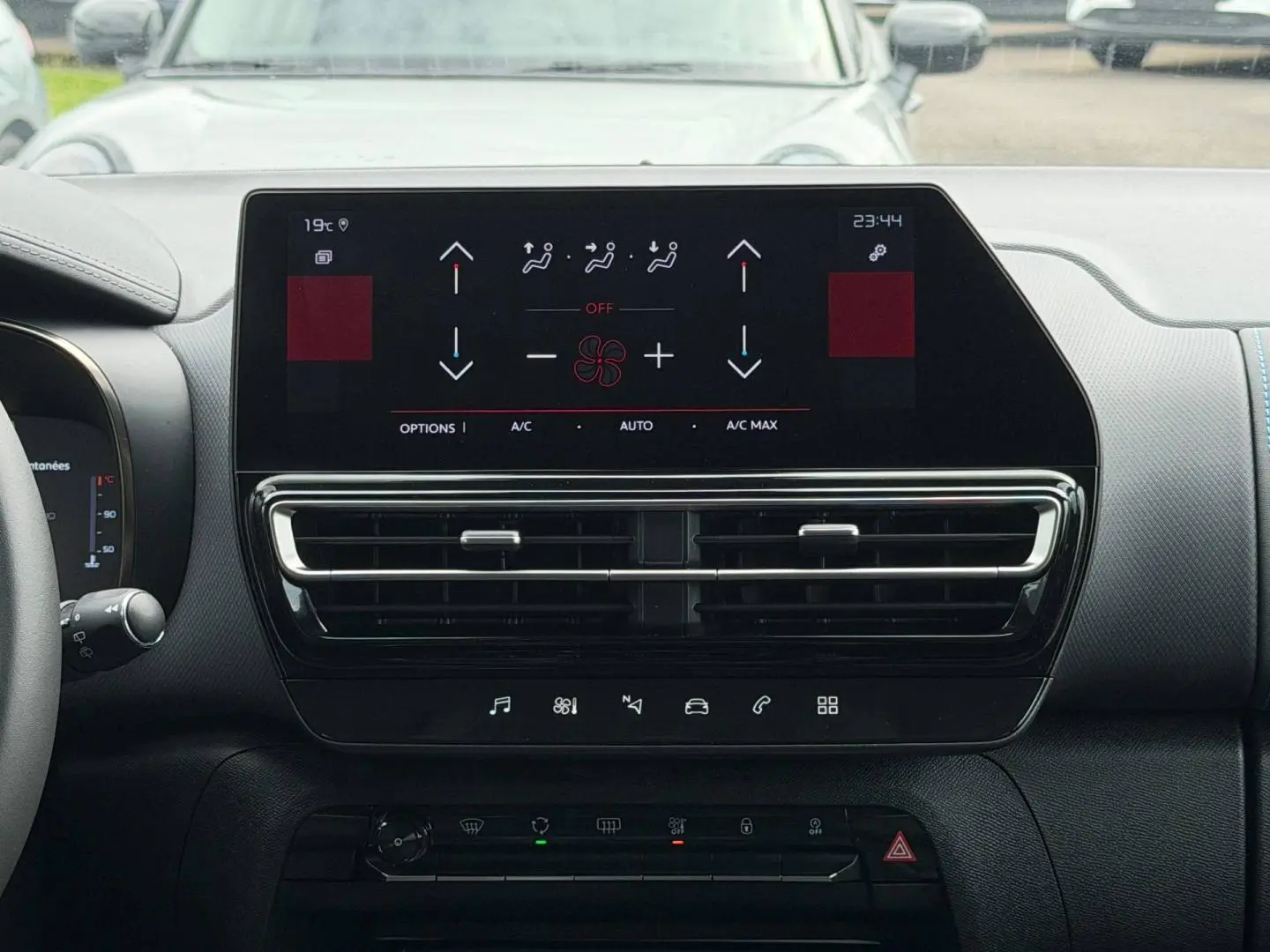 Vue frontale du tableau de bord noir du Citroën C5 Aircross 2025 avec écran tactile et commandes climatisation digitales.