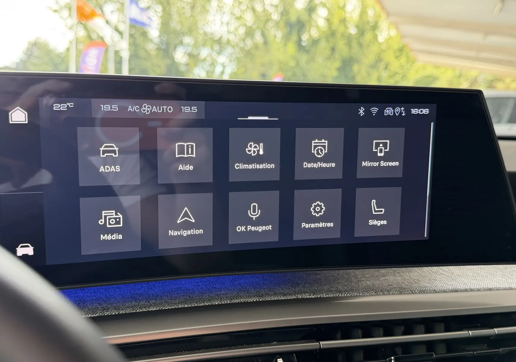 Écran tactile central affichant les options de climatisation et navigation dans l'habitacle d'une Peugeot 1007 hybride.