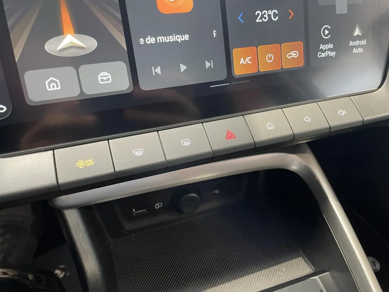 Détail de la console centrale du MG ZS 1.5 Hybrid+ 2026, avec écran tactile et rangements en noir.