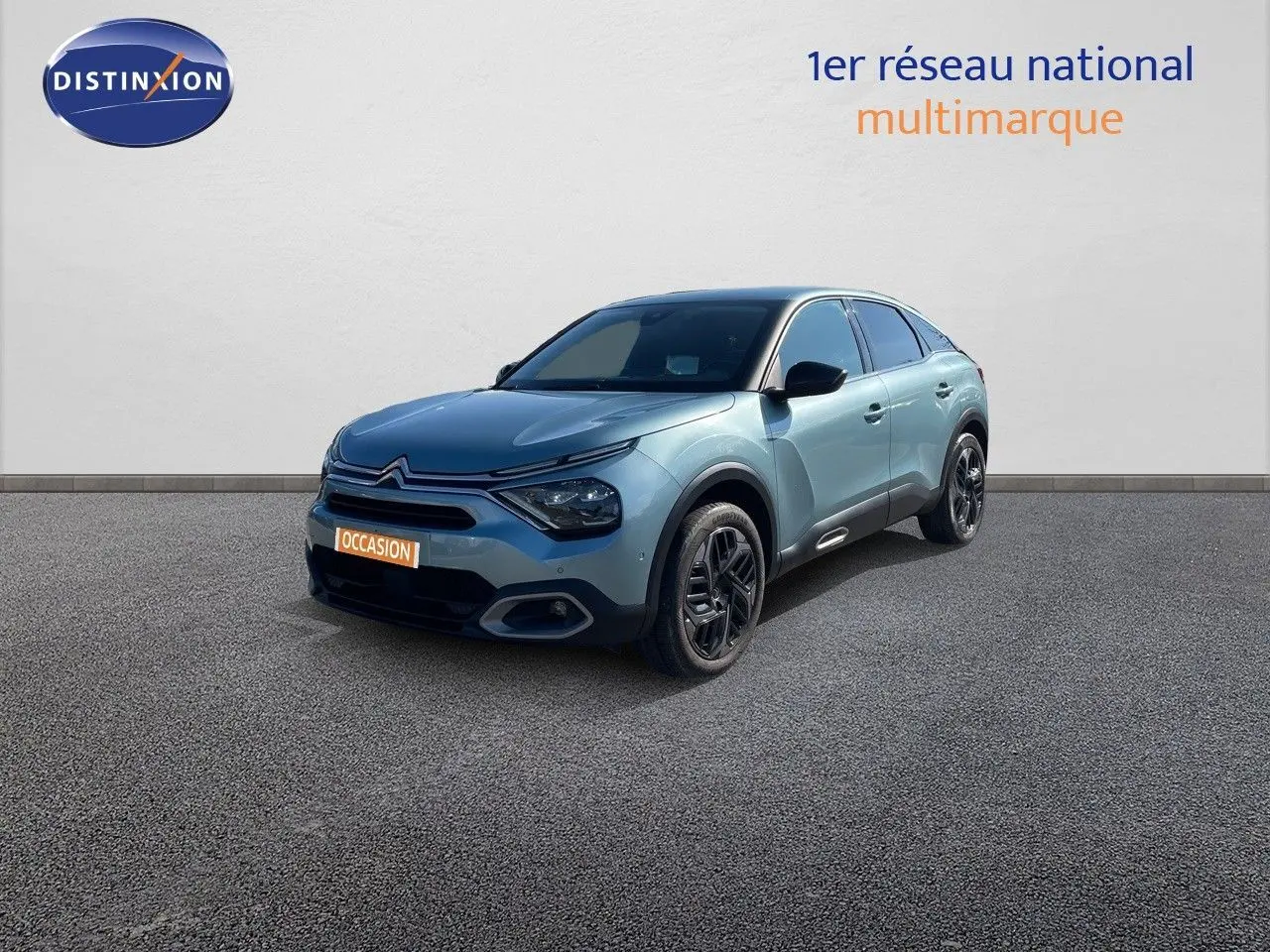 Citroën C4 bleu Iceland Metal en 3/4 avant droit, avec jantes noires et lignes modernes soulignées.