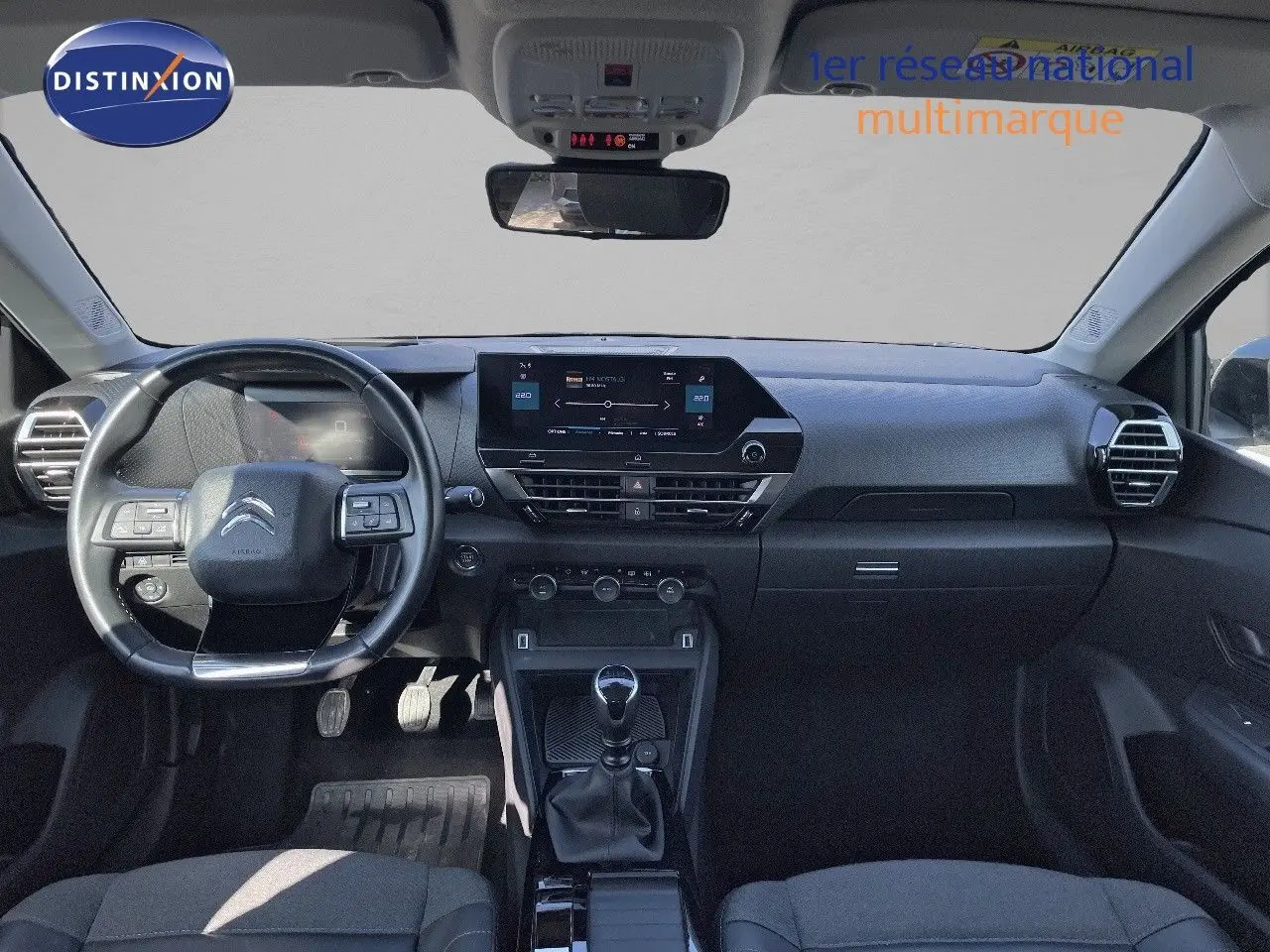 Vue intérieure avant du tableau de bord et volant de la Citroën C4 1.2 PureTech 130ch, finition noire avec boîte manuelle.