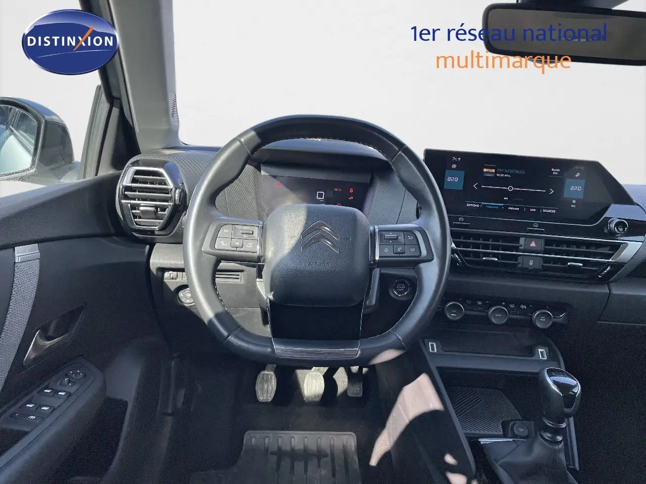 Vue intérieure centrée sur le volant et le tableau de bord de la Citroën C4 1.2 PureTech 130ch, finition Shine.