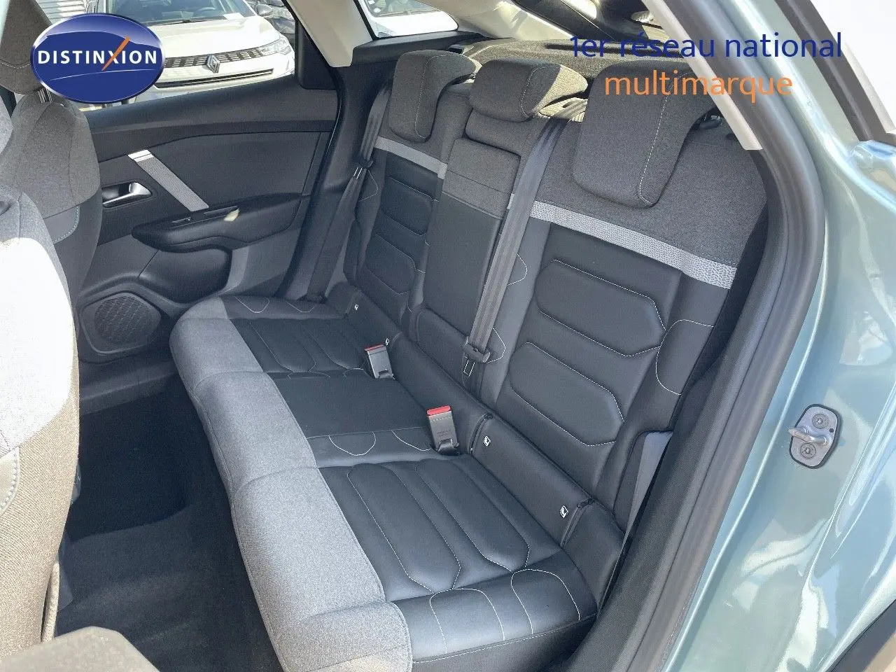 Vue intérieure côté droit sur la banquette arrière en tissu et cuir noir du Citroën C4 bleu Iceland Metal 2021.