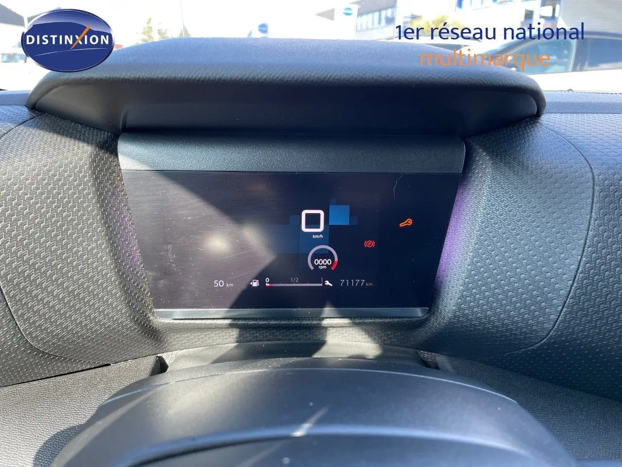 Tableau de bord numérique de Citroën C4 2021, affichage central avec compteur digital et voyants allumés.