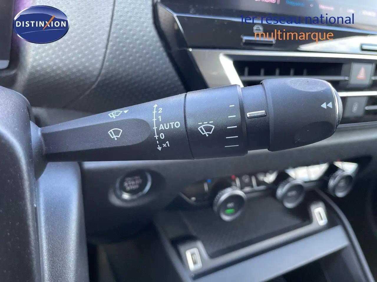Gros plan sur la commande d’essuie-glace à gauche du volant dans l’habitacle d’une Citroën C4 bleu Iceland Metal.