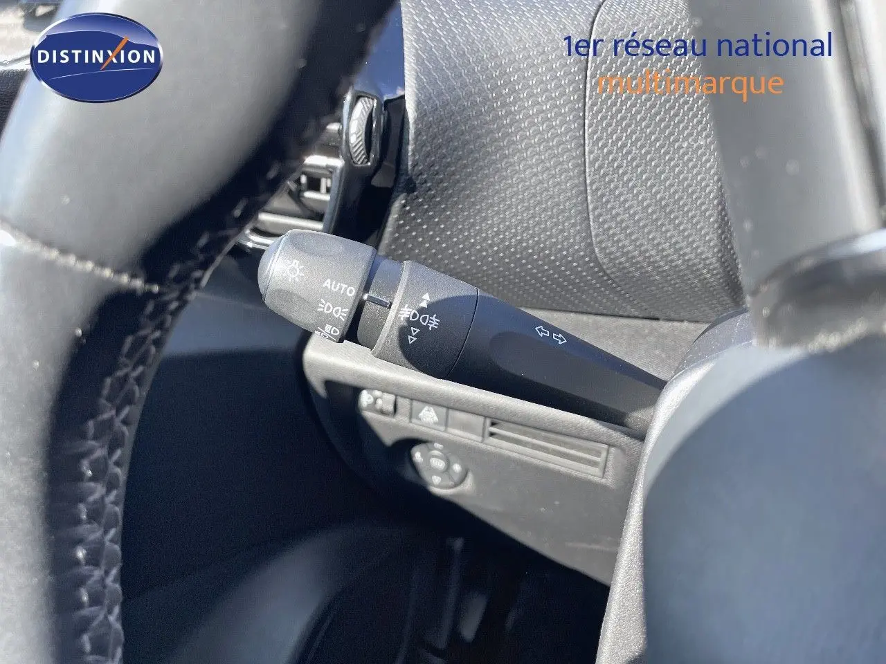 Gros plan sur la commande des feux et clignotants à gauche du volant dans l’habitacle d’une Citroën C4 2021.