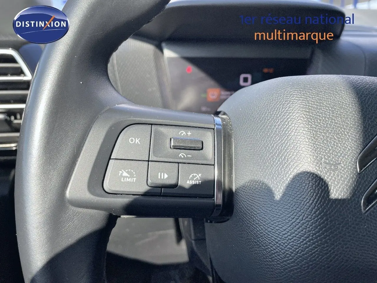 Gros plan sur les commandes au volant côté gauche d’une Citroën C4 1.2 PureTech 130ch 2021, intérieur noir.
