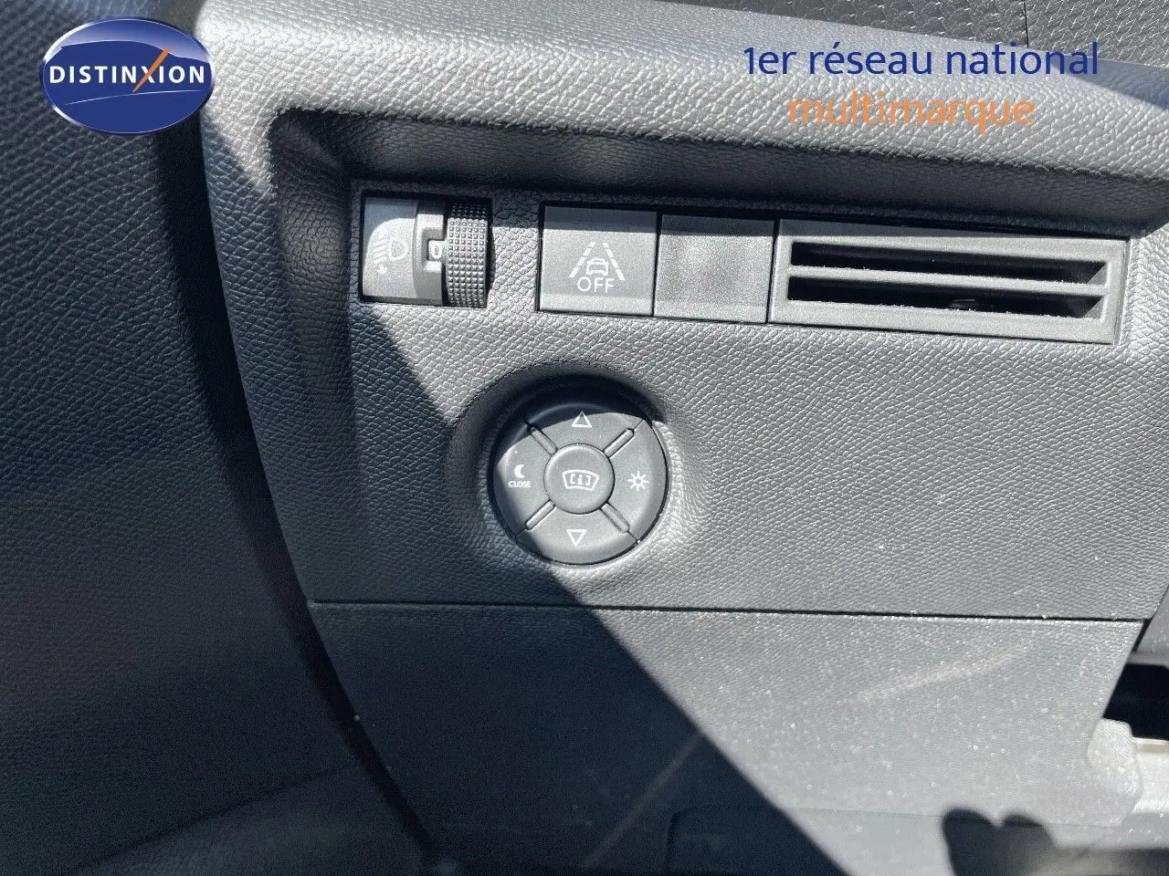 Détail du tableau de bord côté gauche de la Citroën C4 2021, avec commandes d'éclairage et réglage des rétroviseurs.