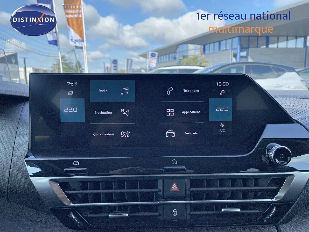 Écran tactile central de la Citroën C4 2021 avec affichage des fonctions radio, navigation et climatisation.