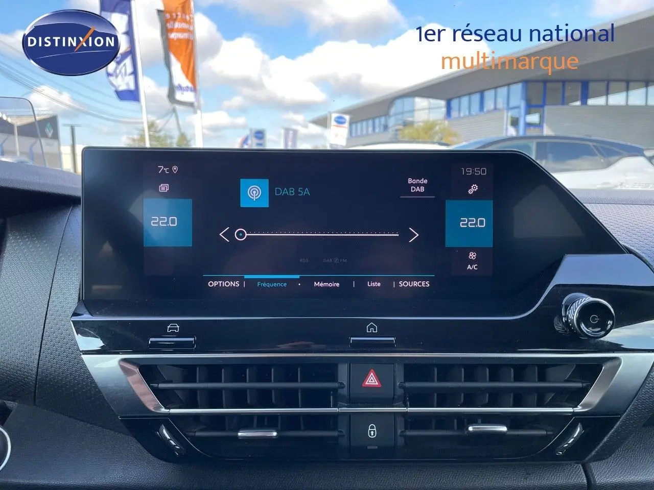 Vue intérieure du tableau de bord de la Citroën C4 2021, écran tactile central affichant la radio DAB, ambiance moderne noire.