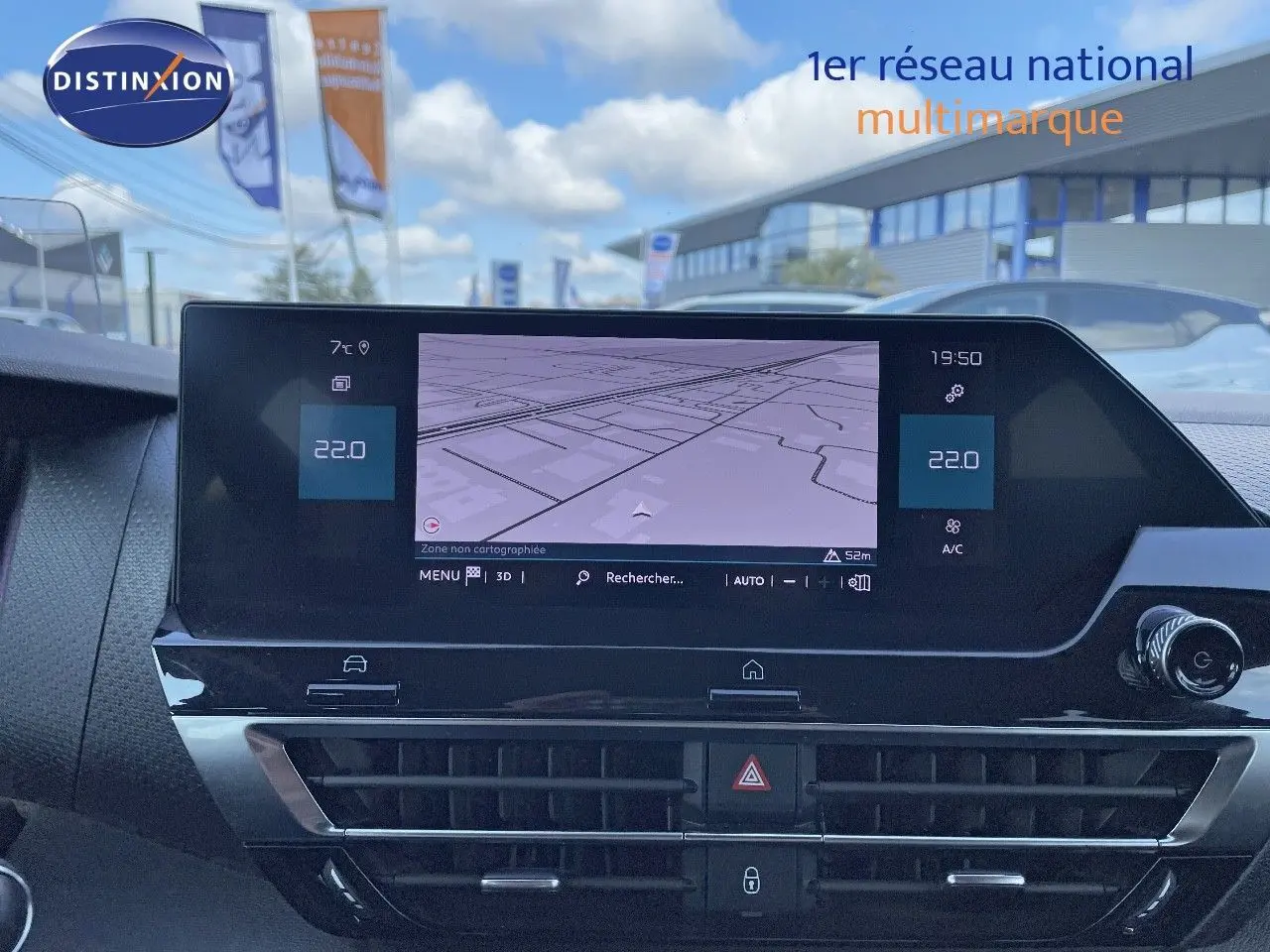 Vue intérieure centrée sur l'écran tactile du tableau de bord de la Citroën C4 bleu Iceland Metal, affichant la navigation.