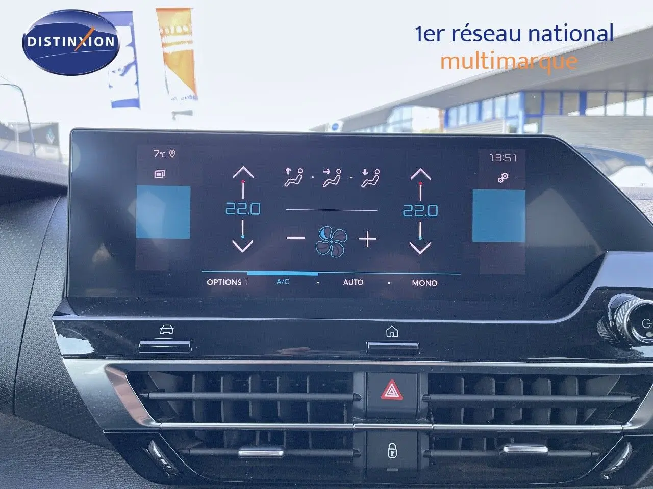 Écran tactile central de la Citroën C4 bleu Iceland Metal, affichant la climatisation à 22°C, vue intérieure frontale.