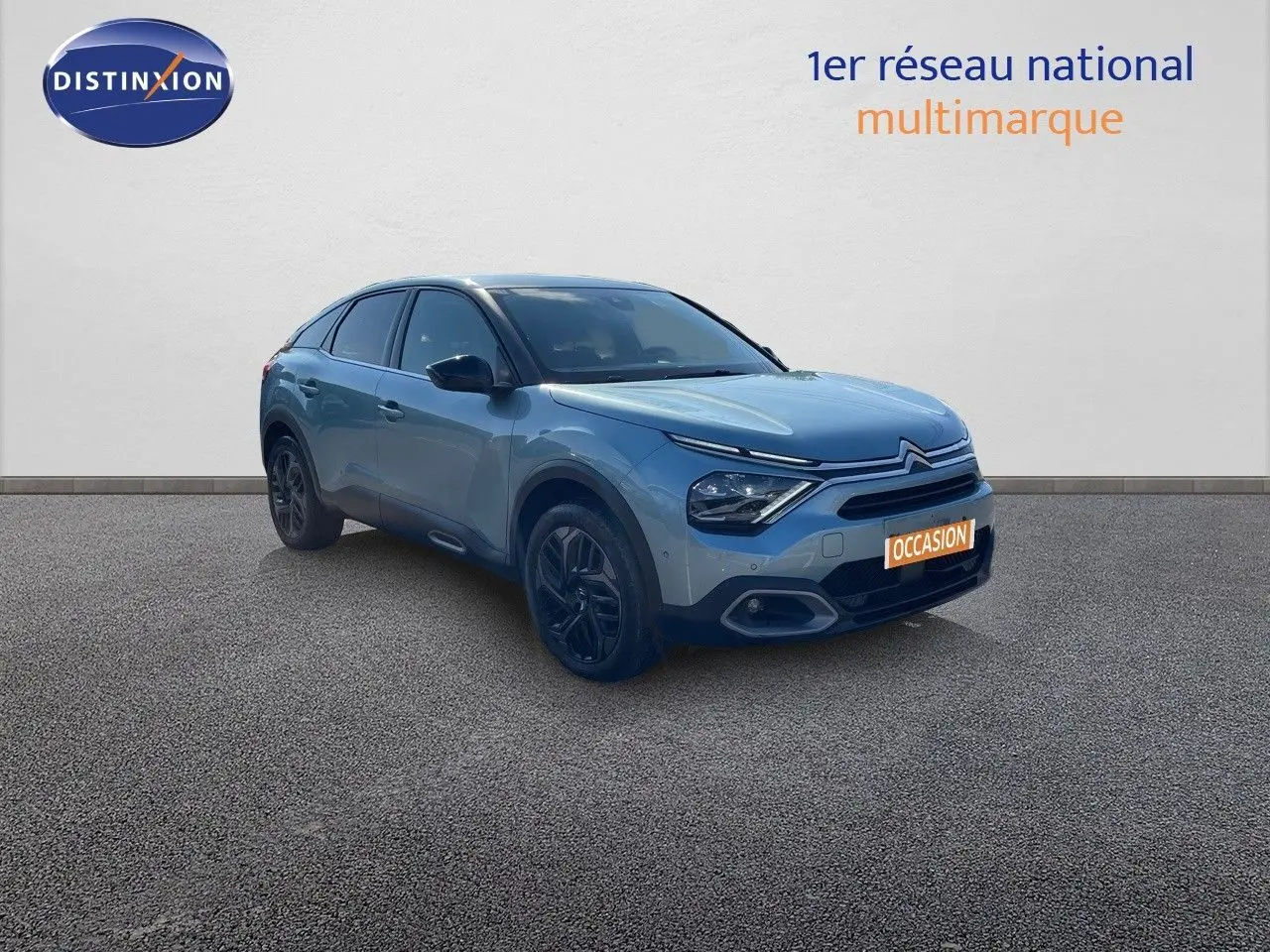 Citroën C4 bleu Iceland Metal en 3/4 avant droit, avec jantes noires et calandre distinctive.