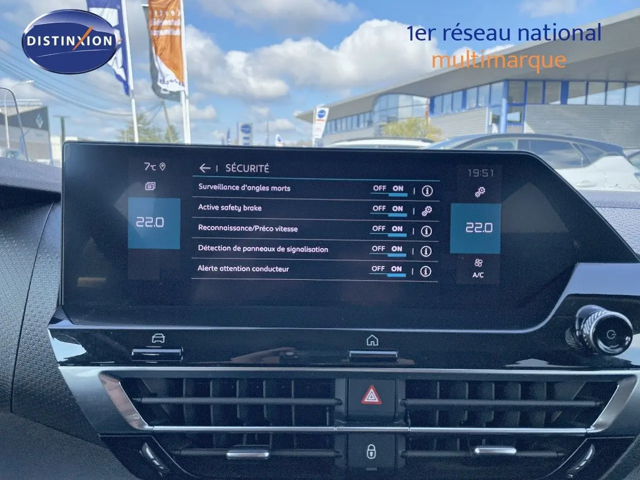 Vue rapprochée de l’écran tactile central du tableau de bord de la Citroën C4 bleu Iceland Metal, affichant les options de sécurité.