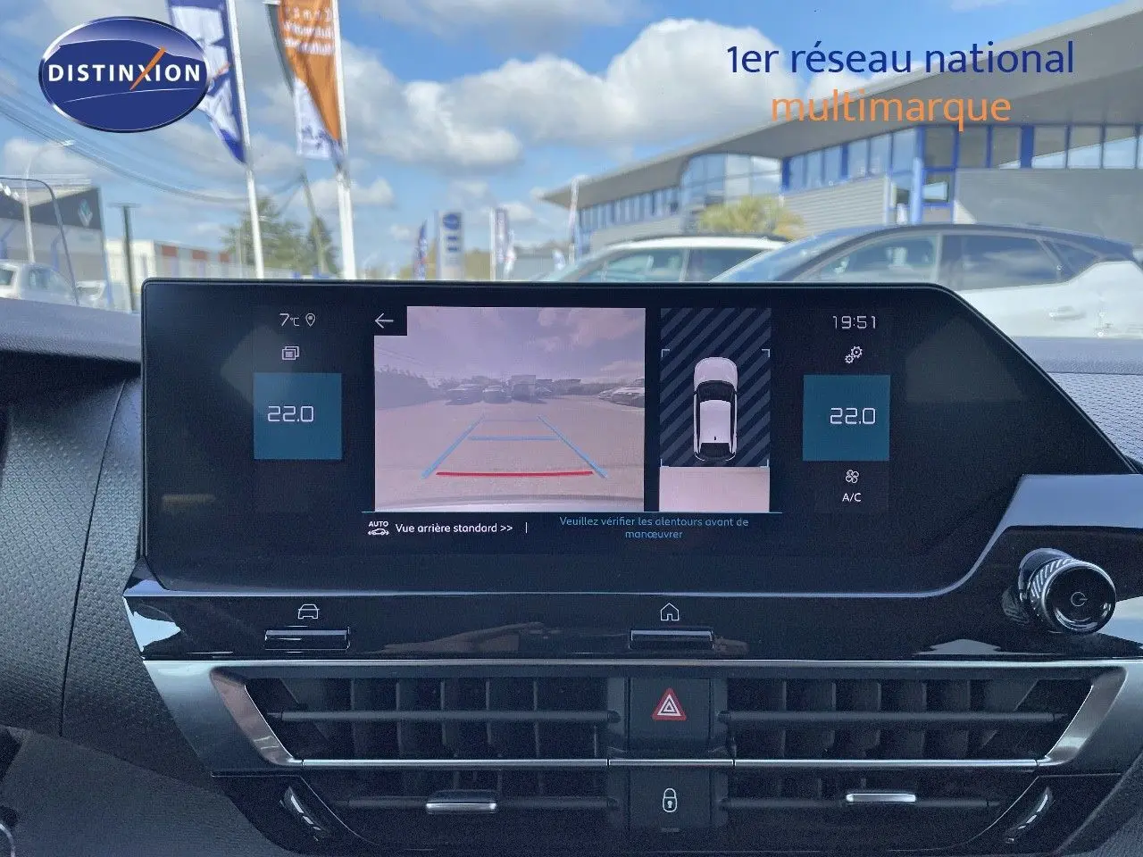 Écran central de la Citroën C4 1.2 PureTech 130 en bleu Iceland Metal, affichant la caméra de recul et la climatisation à 22°C.