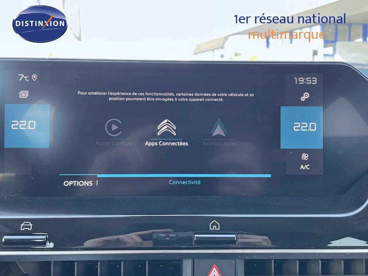 Écran tactile central de la Citroën C4 bleu Iceland Metal, affichant les options de connectivité et la climatisation à 22°C.