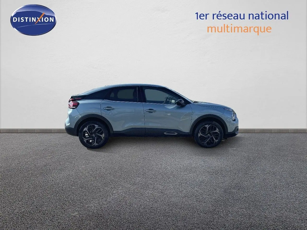 Vue de profil côté gauche d'une Citroën C4 2021 bleu Iceland Metal avec jantes noires bicolores.