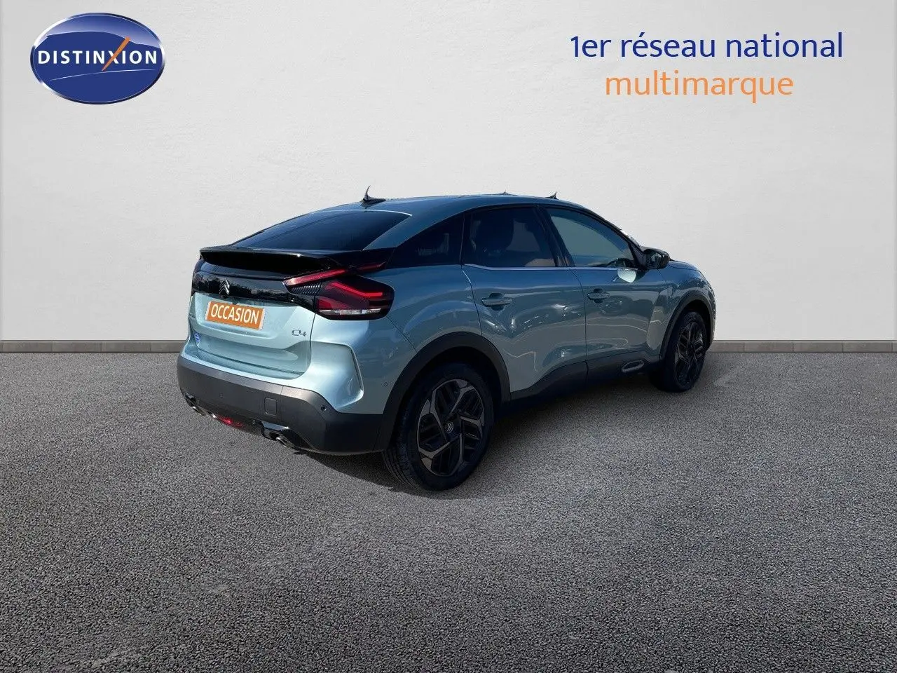 Vue 3/4 arrière droite d'une Citroën C4 2021 bleu Iceland Metal avec feux LED et jantes biton noires.