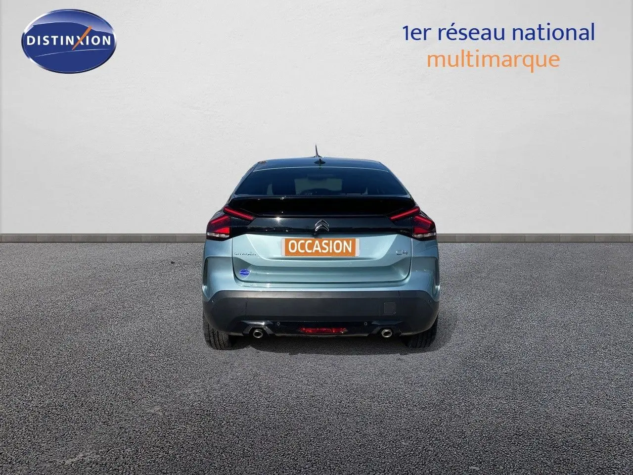 Vue arrière d'une Citroën C4 bleu Iceland Metal avec feux LED et double sortie d'échappement.