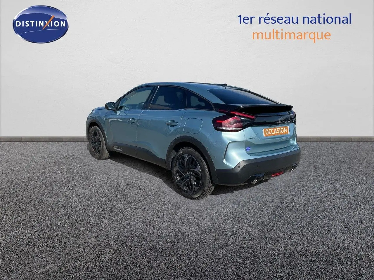 Vue 3/4 arrière droite d'une Citroën C4 bleu Iceland Metal avec toit noir et jantes noires.