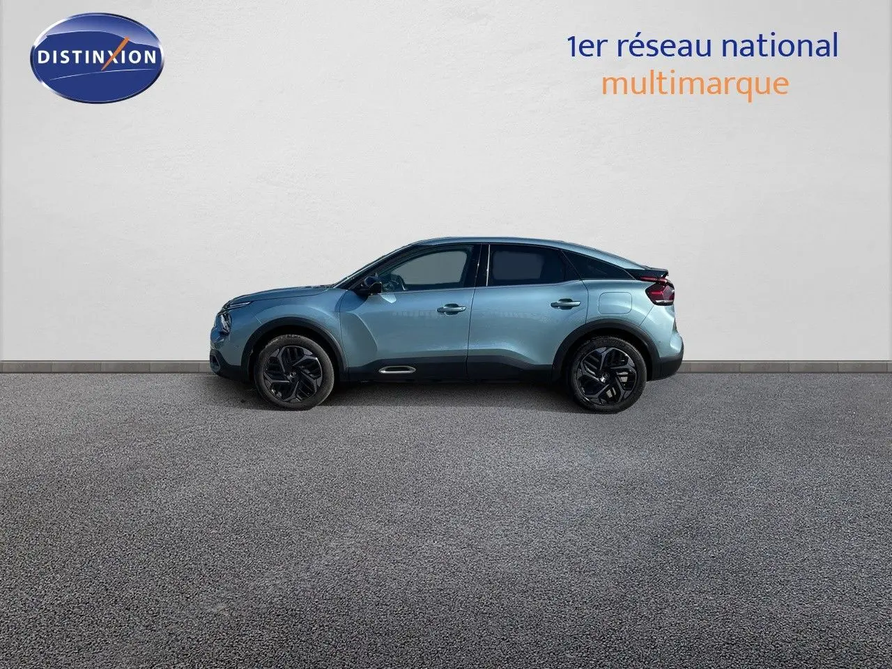 Vue de profil côté gauche d'une Citroën C4 bleu Iceland Metal avec jantes noires et toit noir contrasté.