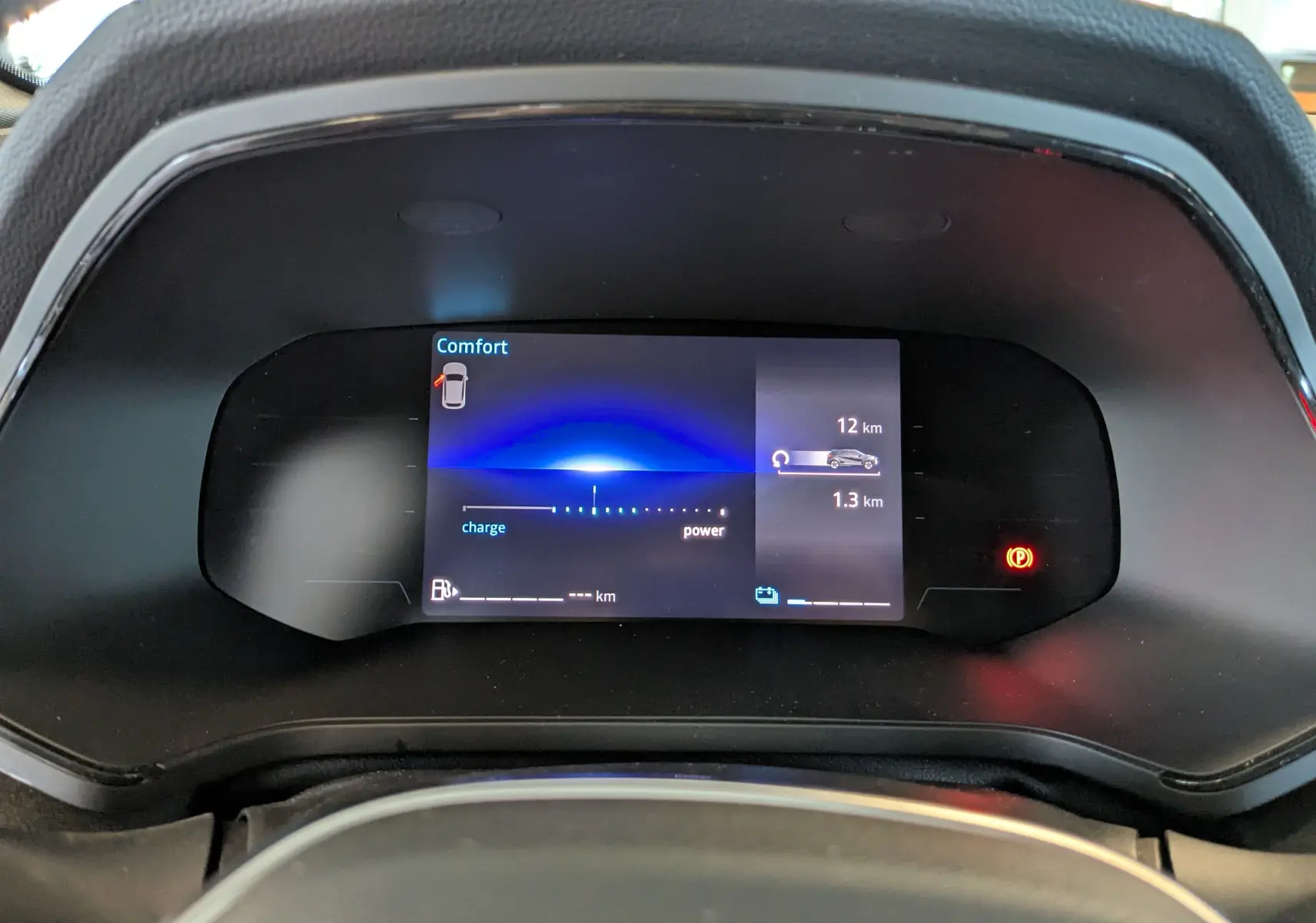Affichage numérique du tableau de bord du Renault Captur E-Tech hybride, indiquant mode Confort et autonomie restante.