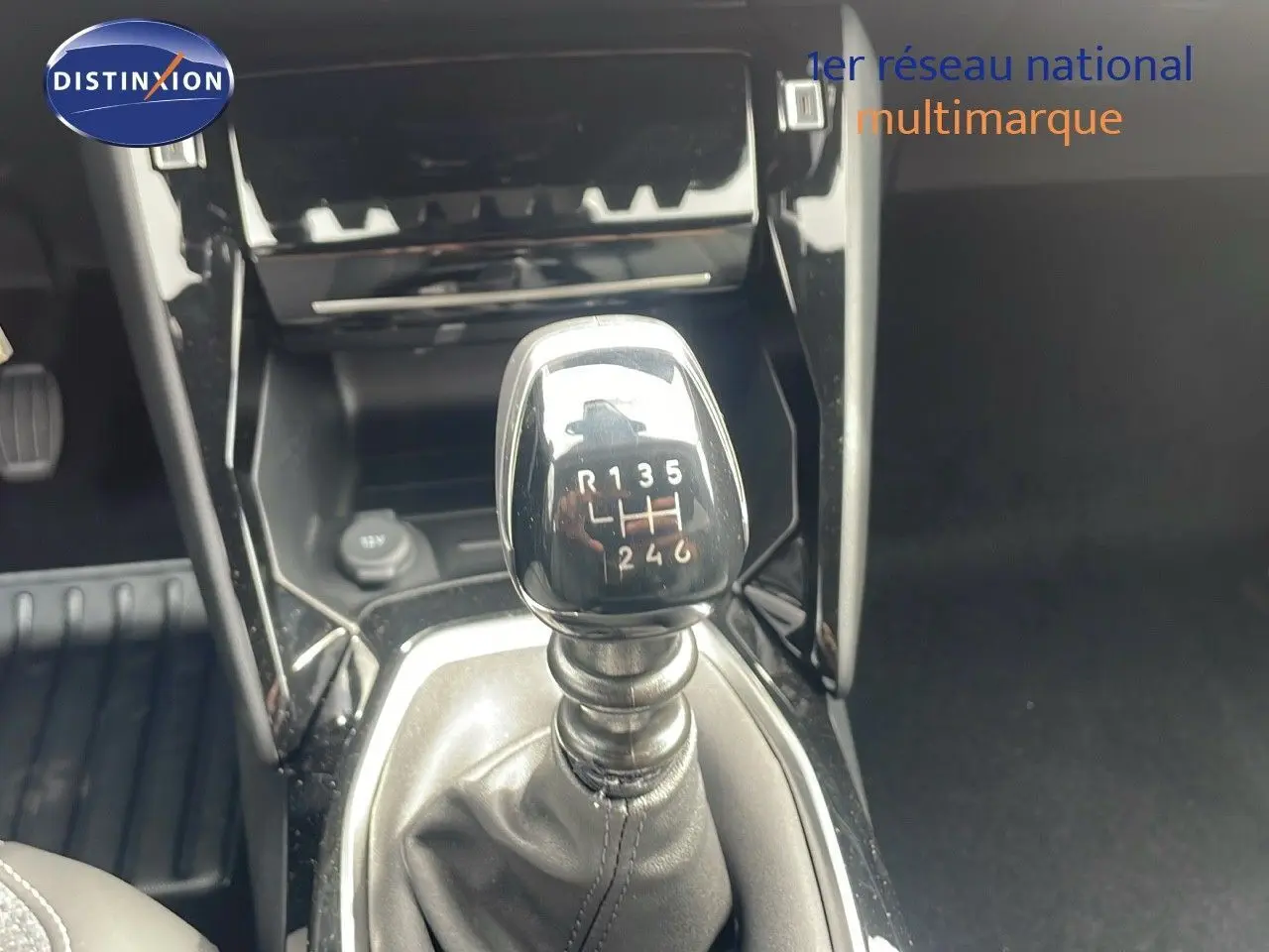 Le levier de vitesse manuel 6 rapports de la Peugeot 2008 1.2 PureTech, intérieur noir brillant.