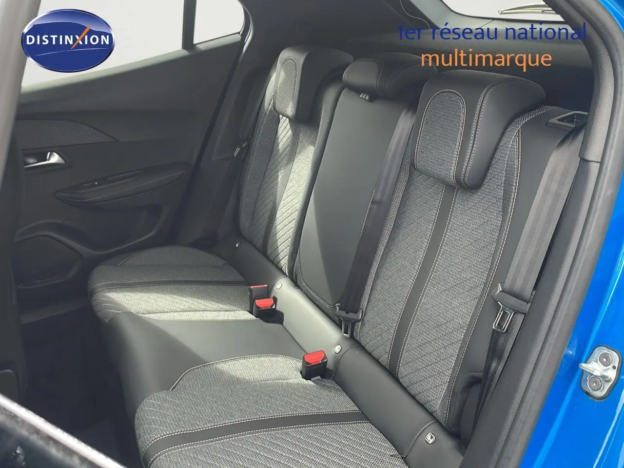 Vue intérieure sur la banquette arrière du Peugeot 2008 bleu Vertigo Metal, avec sièges bi-matière gris et noir.