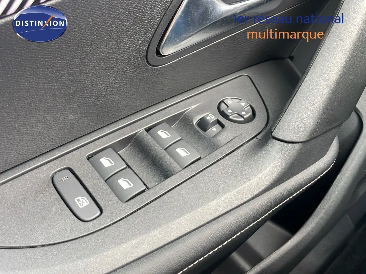 Vue rapprochée des commandes de lève-vitres et rétroviseurs sur la porte côté conducteur d'un Peugeot 2008 2024 bleu Vertigo Metal.