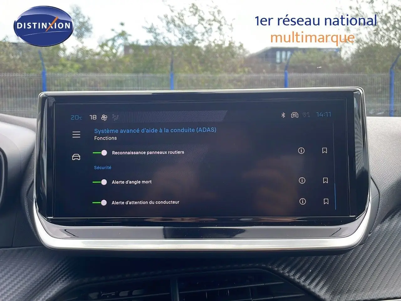 Écran tactile du système d'aide à la conduite dans l'habitacle d'une Peugeot 2008 bleu Vertigo Metal, vue de face.