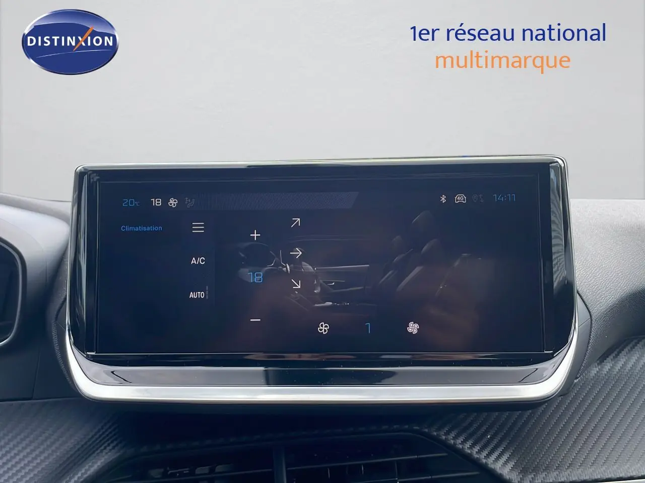 Écran tactile du tableau de bord du Peugeot 2008 2024 affichant les réglages de climatisation.