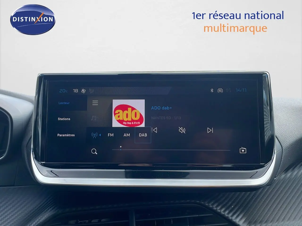 Écran tactile central du Peugeot 2008 2024 affichant la radio DAB+ ADO, avec tableau de bord noir texturé.