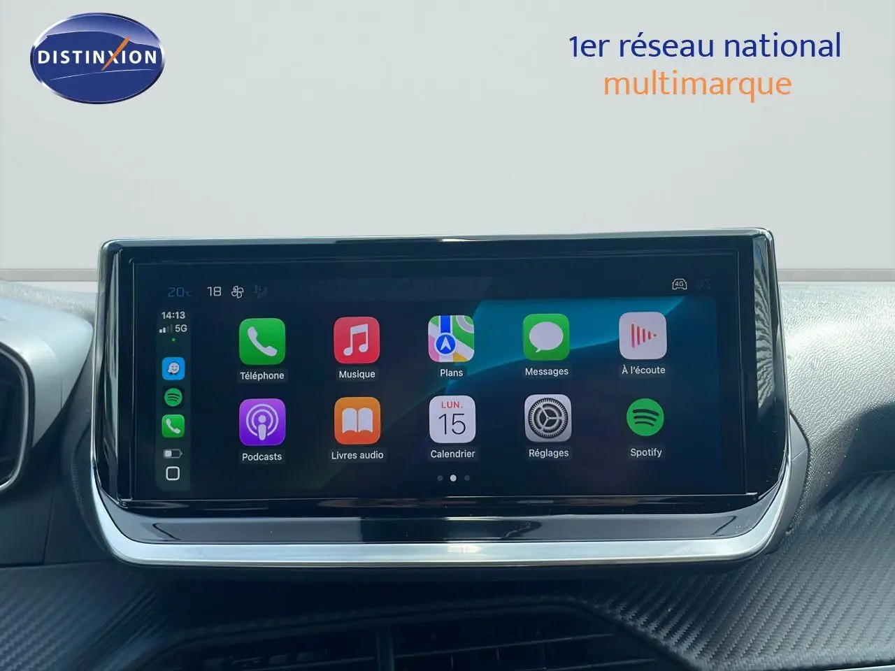 Écran tactile central affichant les applications multimédias dans l’habitacle d’une Peugeot 2008 2024.