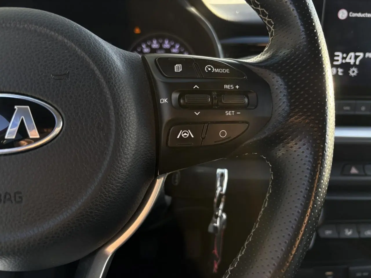 Gros plan sur les commandes de réglage d’éclairage et d’assistance du tableau de bord du Kia Stonic rouge 2020.