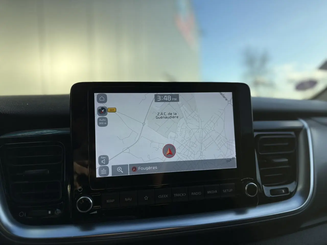 Vue rapprochée du tableau de bord du Kia Stonic rouge, affichant compte-tours, vitesse et écran central numérique.