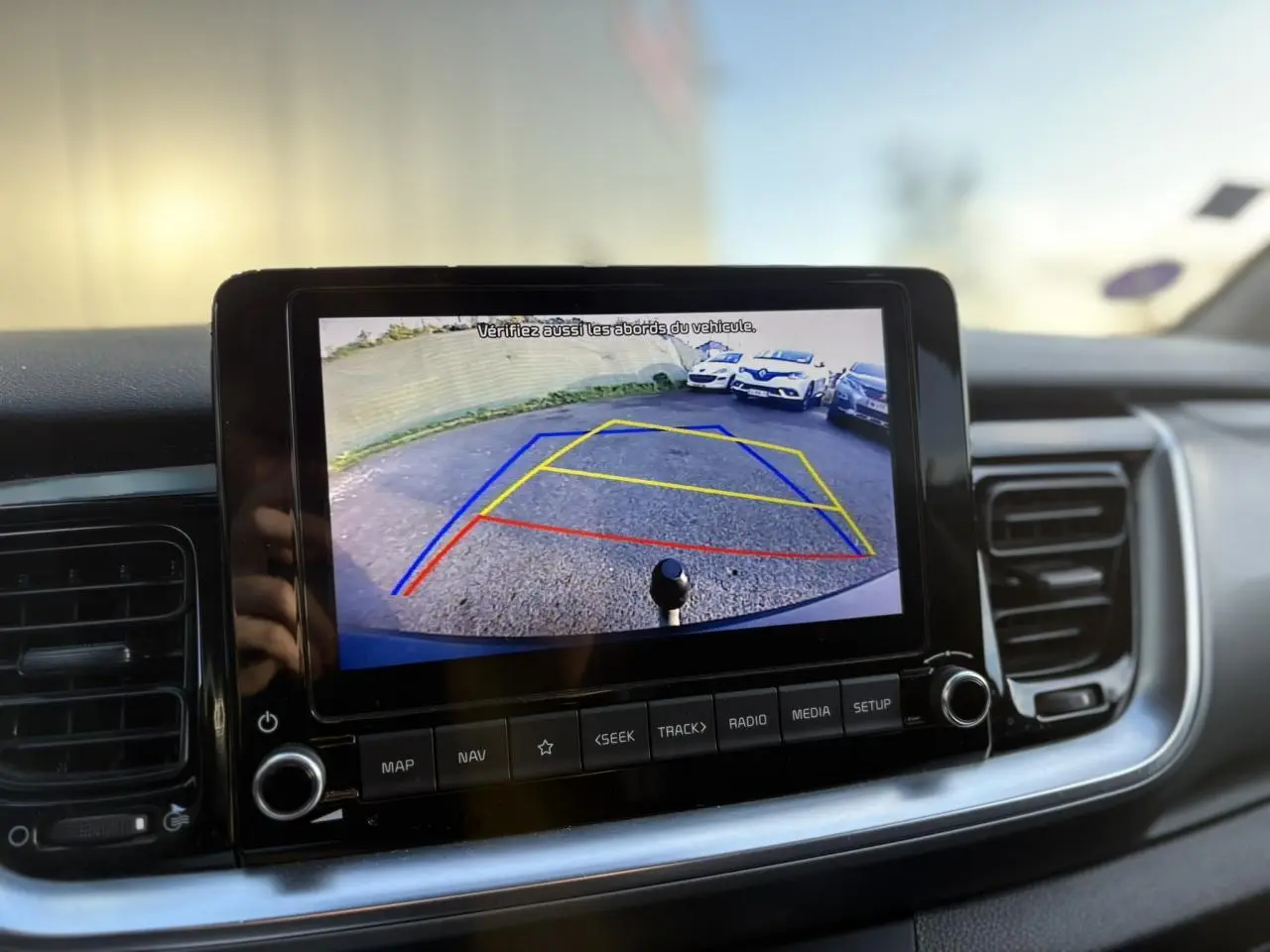 Écran tactile 8 pouces du KIA Stonic rouge 2020 affichant la navigation Apple CarPlay en intérieur.