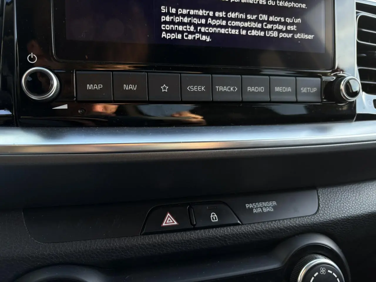 Affichage de la caméra de recul sur l'écran tactile du Kia Stonic rouge, vue intérieure du tableau de bord.