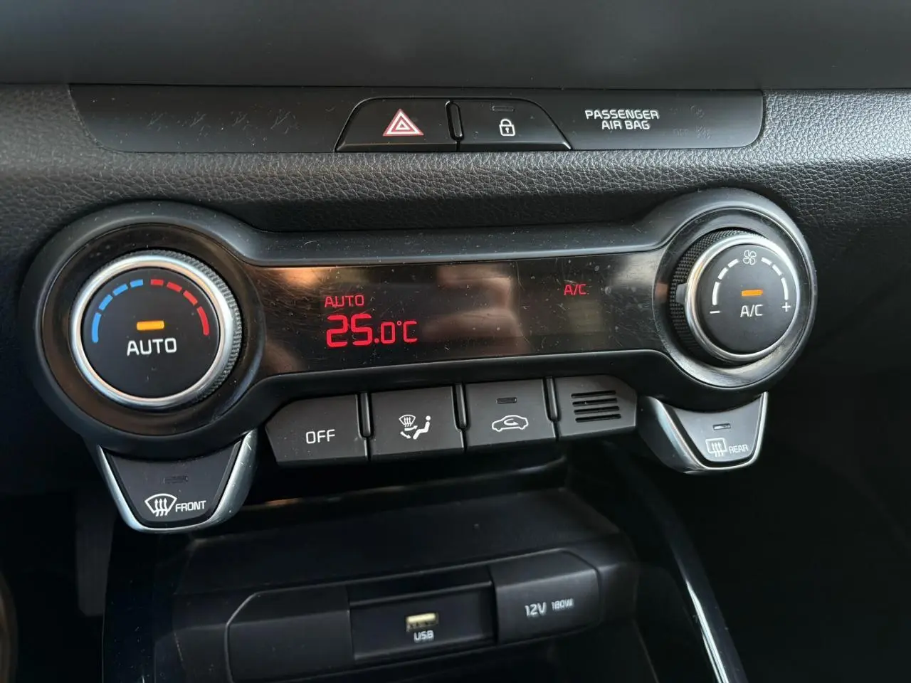 Écran tactile 8 pouces du système multimédia KIA Stonic 2020, affichant les paramètres de connexion et navigation.