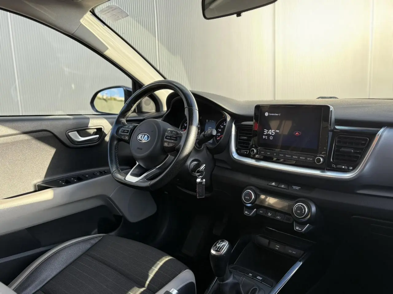 Vue rapprochée des sièges arrière noirs en tissu et cuir de la KIA Stonic, côté droit intérieur.