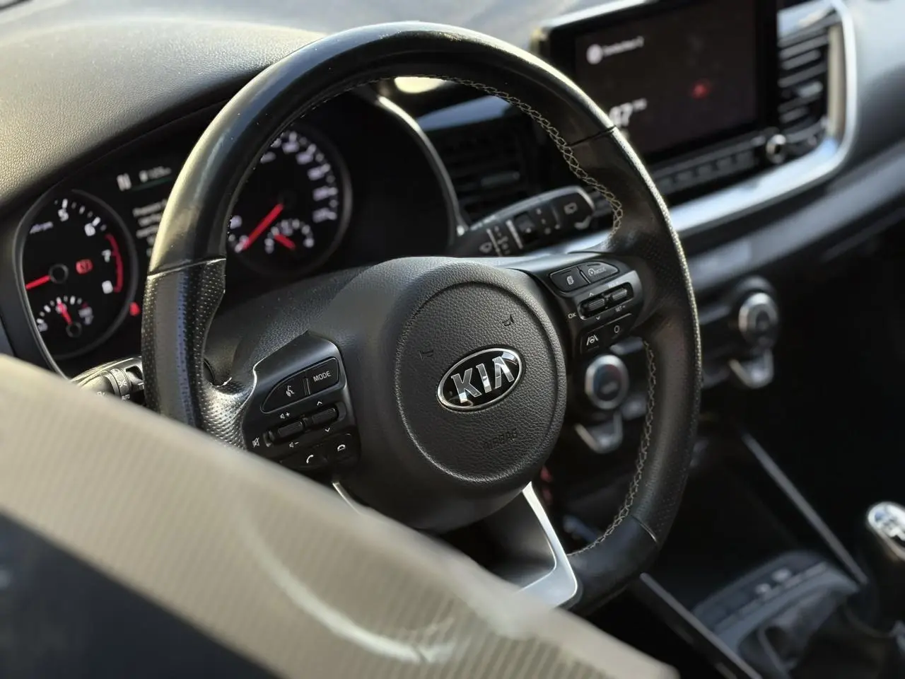 Vue intérieure côté conducteur du tableau de bord et levier de vitesses manuel du Kia Stonic 2020, finition Launch Edition.