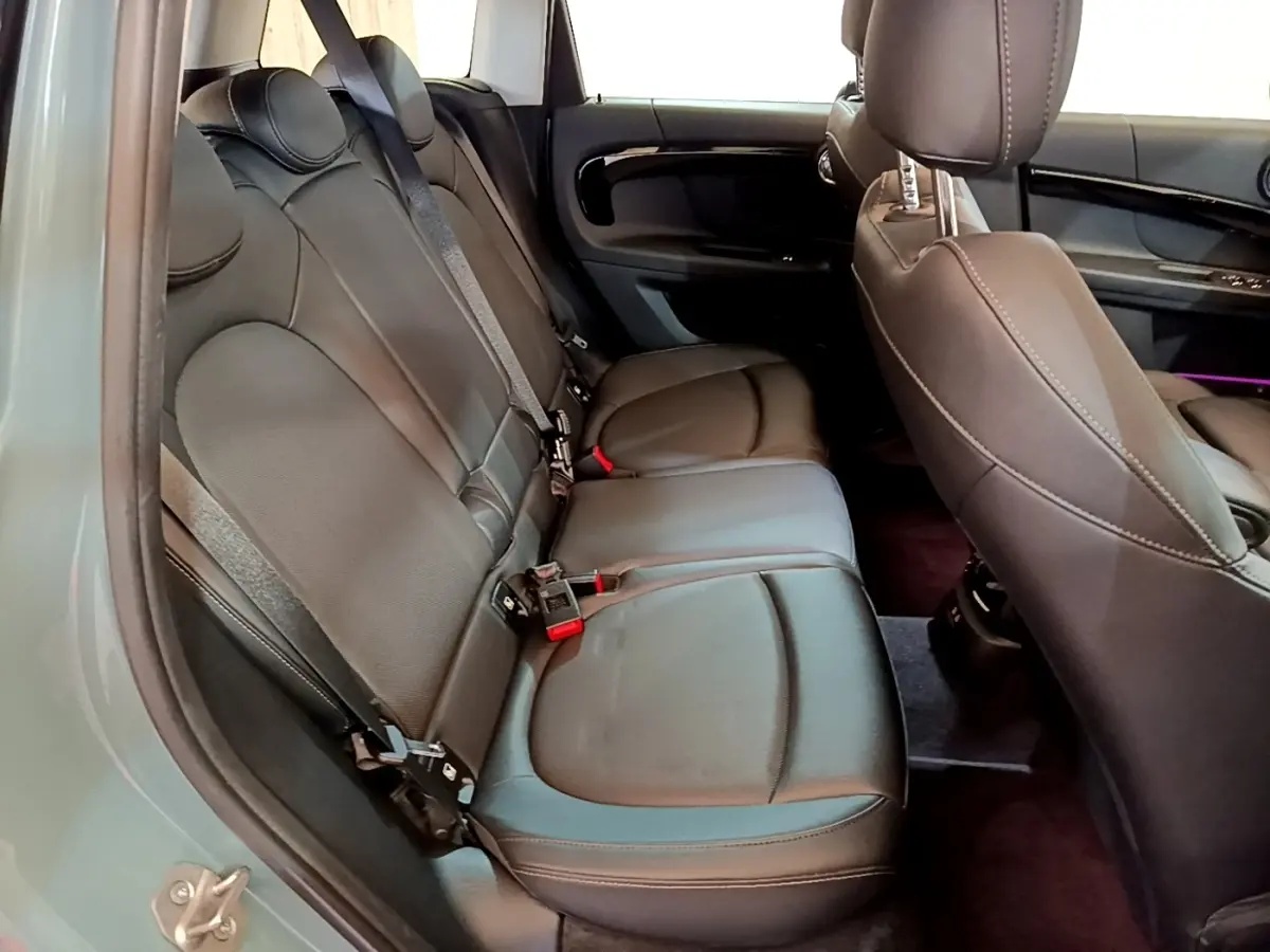 Vue intérieure côté gauche des sièges arrière en cuir noir du MINI Countryman hybride rechargeable 2023.